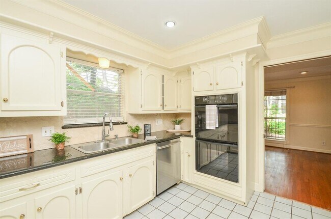 Building Photo - 6611 Cypress Point Dr