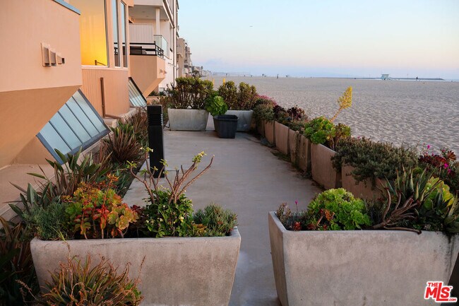 Building Photo - 3505 Ocean Front Walk