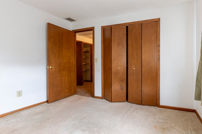 Building Photo - 1 Oak Frst Dr