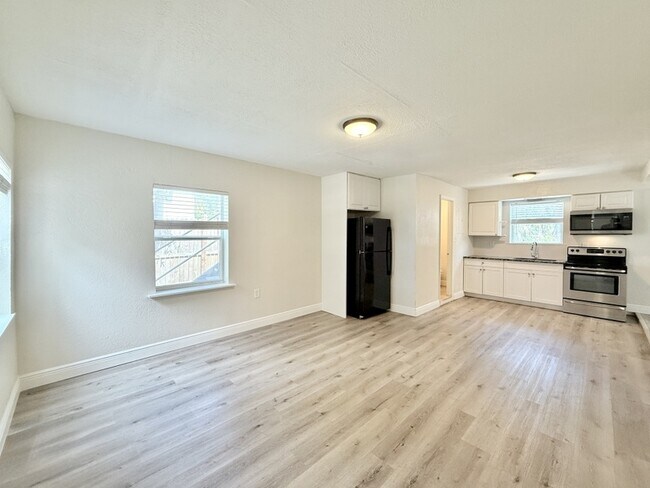 Building Photo - 725 21st Ave S
