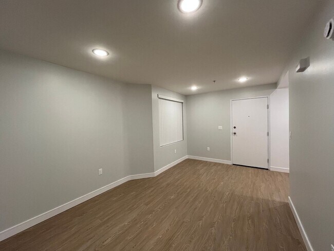 Interior Photo - 845 S. Kingsley