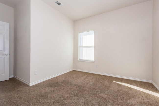 Building Photo - Great 3 bed/2 bath Home Backing onto Holland Park Recreation Area/Trail!!