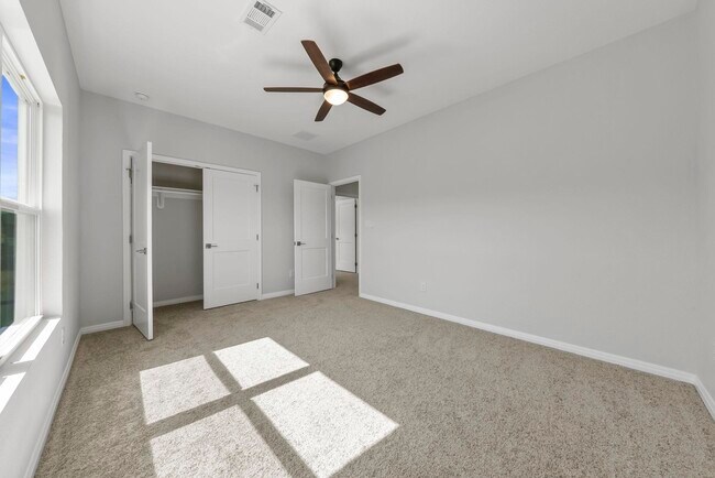 Building Photo - 105 Out Yonder