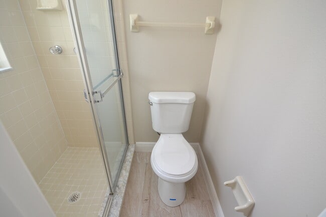 Building Photo - Beautiful 2/2.5 Winter Springs Townhome ~ Newer Paint & Flooring ~ End Unit with Pond View!