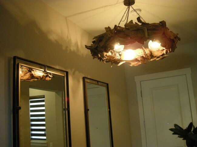 Building Photo - Fully Furnished Four Bedroom, Three Bath H...