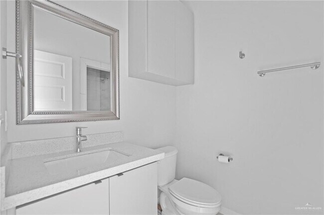 Building Photo - 16 Xanthia S St