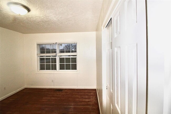 Building Photo - 2000 E Alameda St