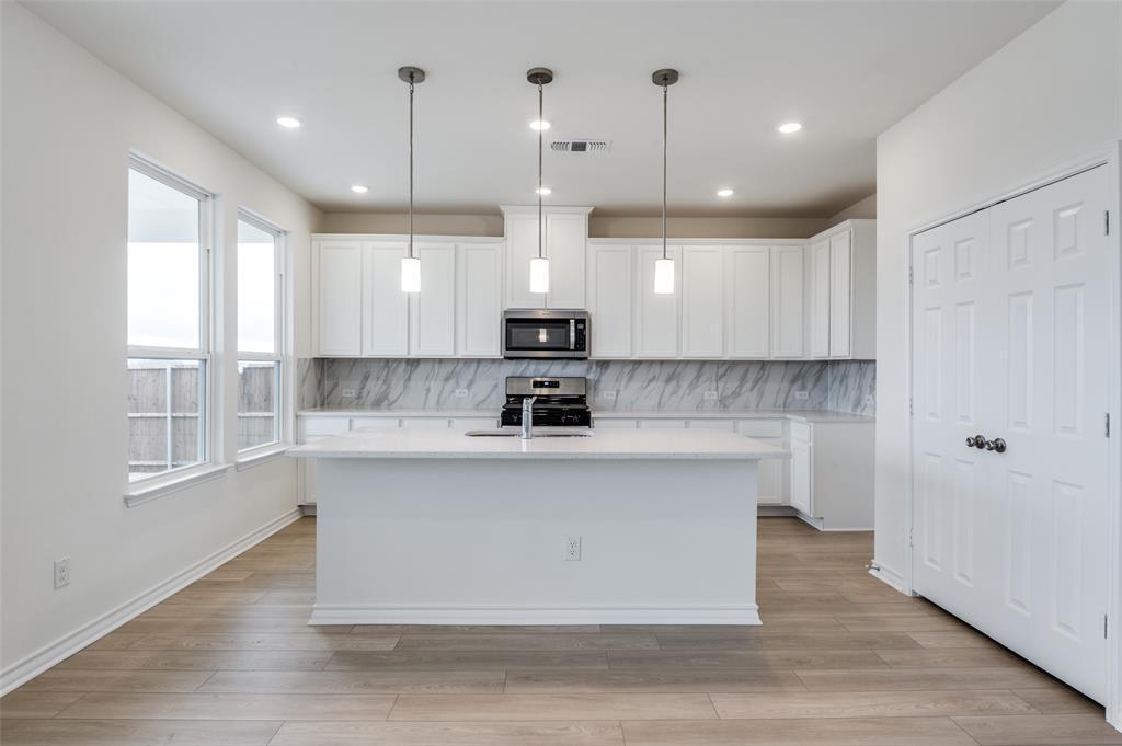 Kitchen - 377 Princewood Dr