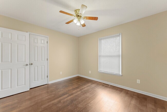 Building Photo - 103 Springview Ln