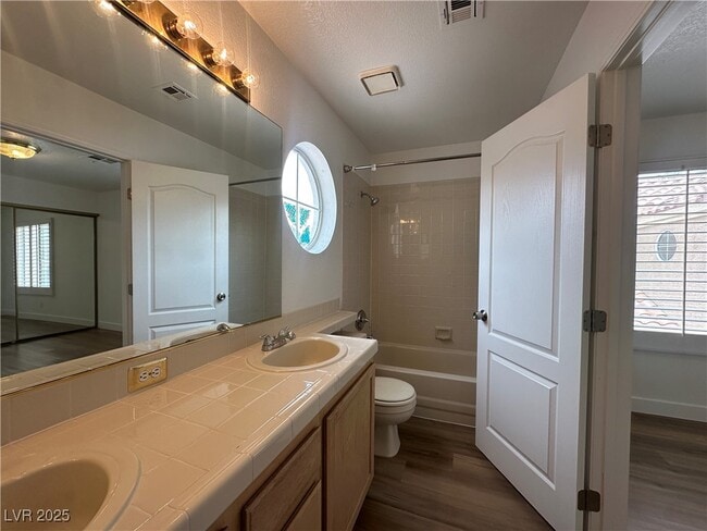 Building Photo - 2424 Shady Vista Dr