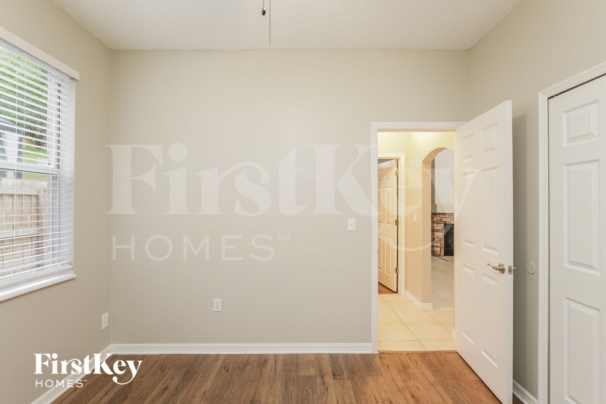 Building Photo - 825 High Pointe Cir