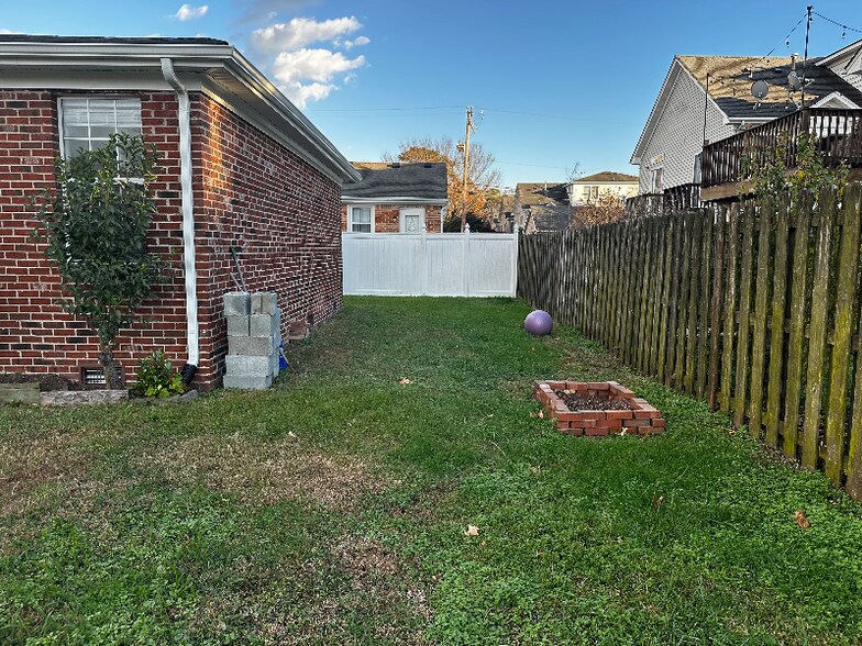 Building Photo - 4605 Lee Ave