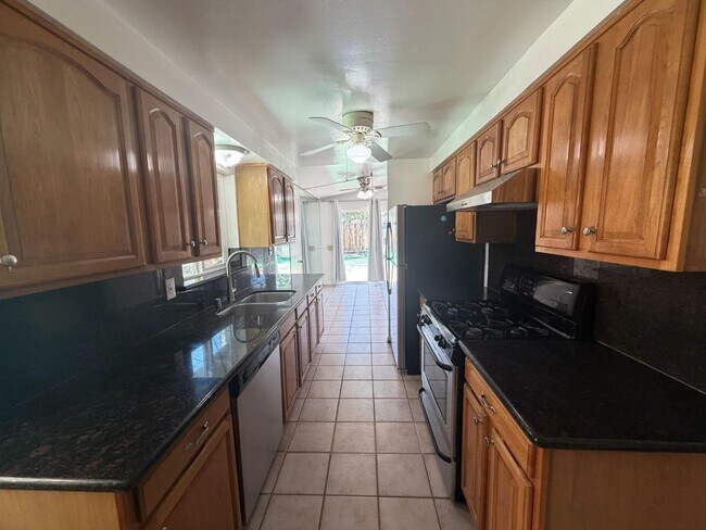 Building Photo - 10670 Minette Dr