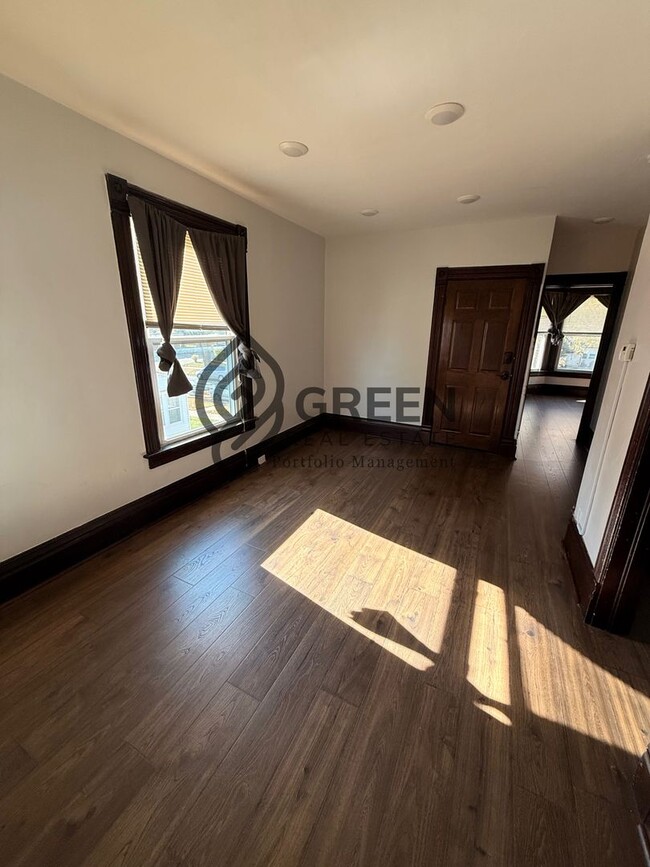 Building Photo - Beautiful apartment in Bradley