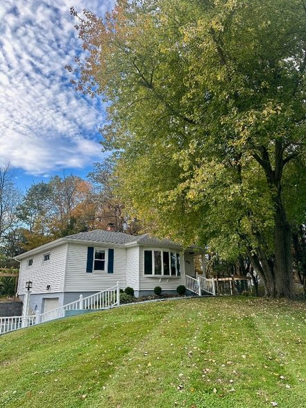 Building Photo - 4 Maplewood Dr