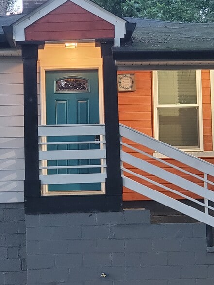 Main home entrance - 818 Lee Andrews Ave SE