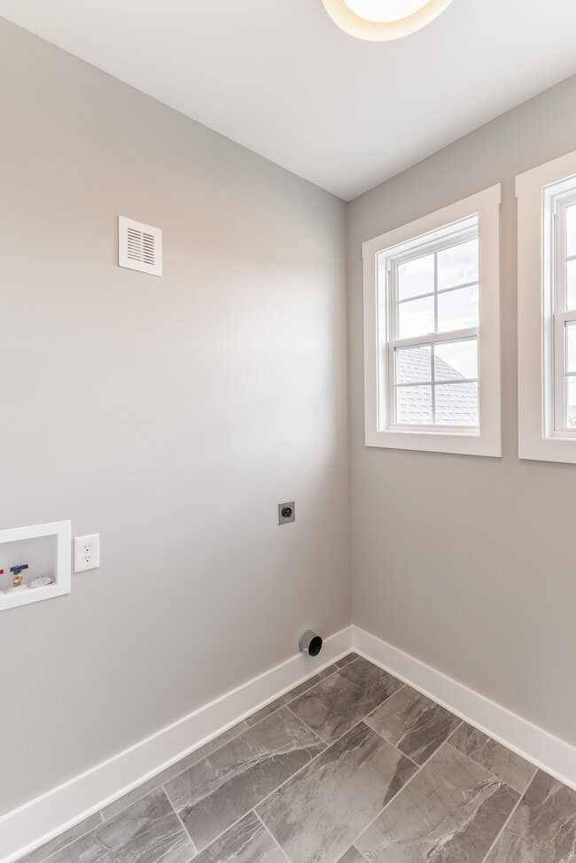 Building Photo - 592 River Watch Way