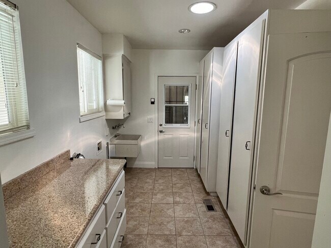 Building Photo - 4425 Las Encinitas Dr