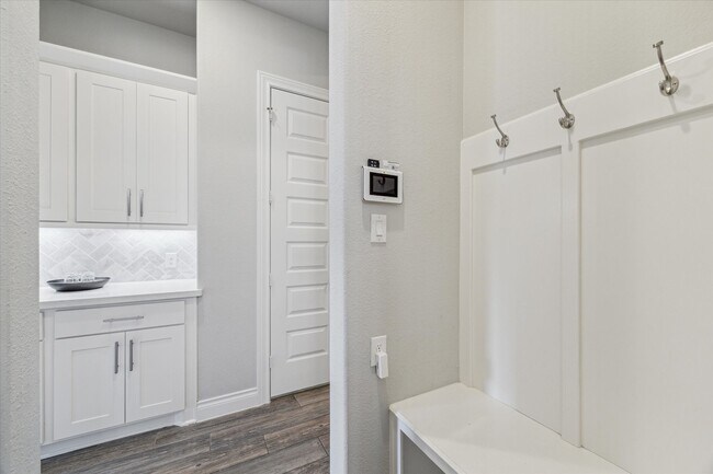 Building Photo - 16503 Whiteoak Canyon Dr