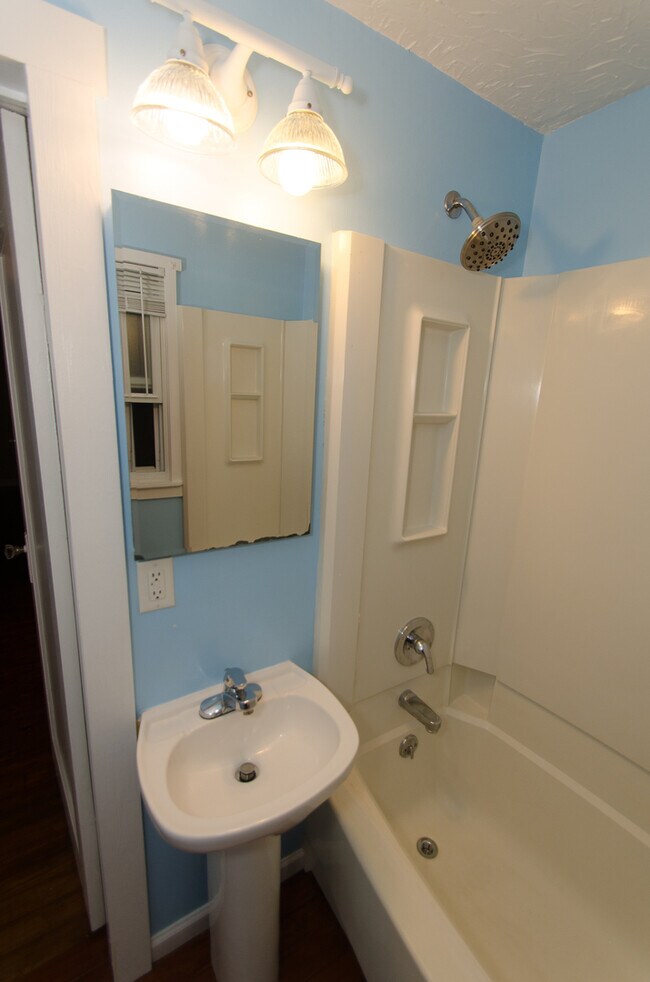 Building Photo - Spacious 3 bedroom, 1 bath Home - Availabl...