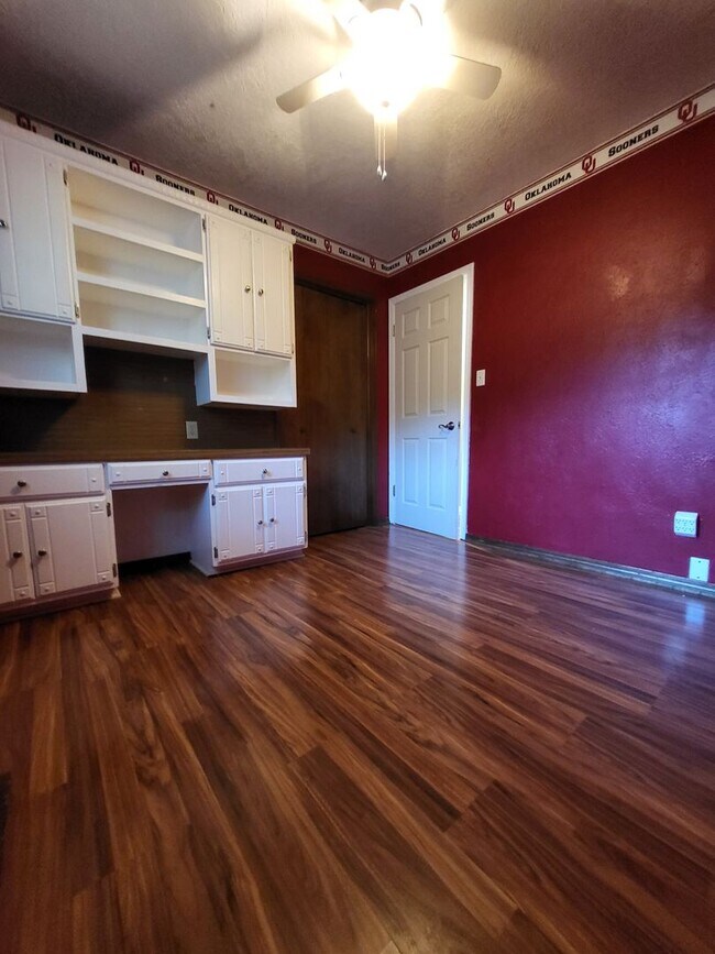 Building Photo - (4) Bed/(2) Bath + (2) Living Areas Avail ...
