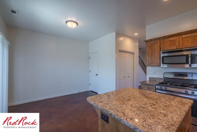 Building Photo - 3 Bedroom & 2.5 Bathroom & Dog Friendly!