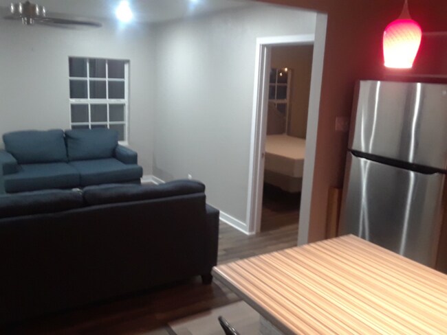 Building Photo - 604 1/2 W King Ave