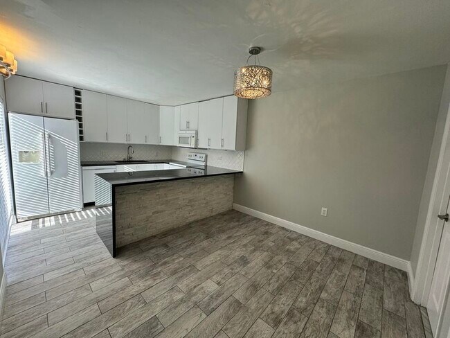 Building Photo - 1700 Embassy Dr