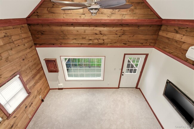 Building Photo - 327 W Neck Rd