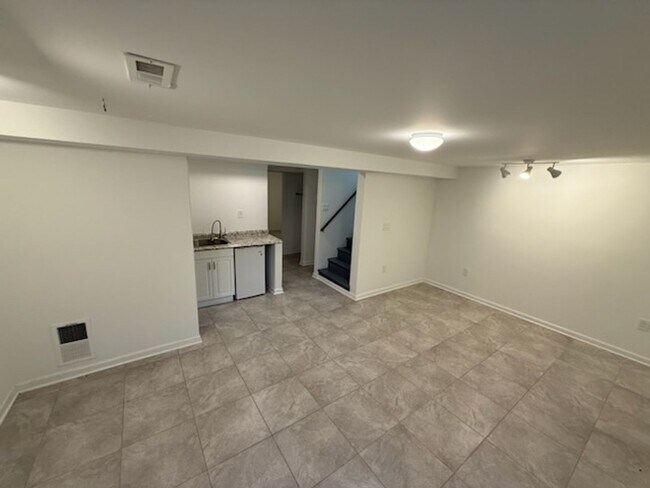 Building Photo - Updated 4BR Townhome!