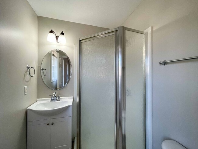 Building Photo - Spacious Two-Bedroom Townhouse in West Ash...