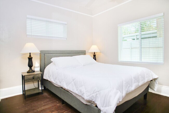 Building Photo - Furnished 1 Bedroom Downtown Tucson