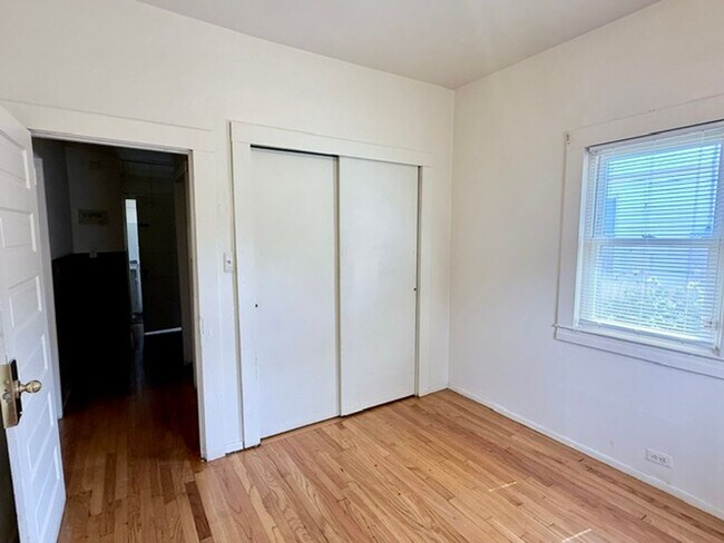 Building Photo - 4 Bedroom Single Family Home in West Haven