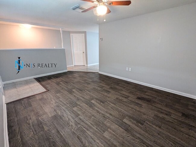 Building Photo - BEAUTIFUL, Large - 4/2 1500 Sq. Ft., Renov...
