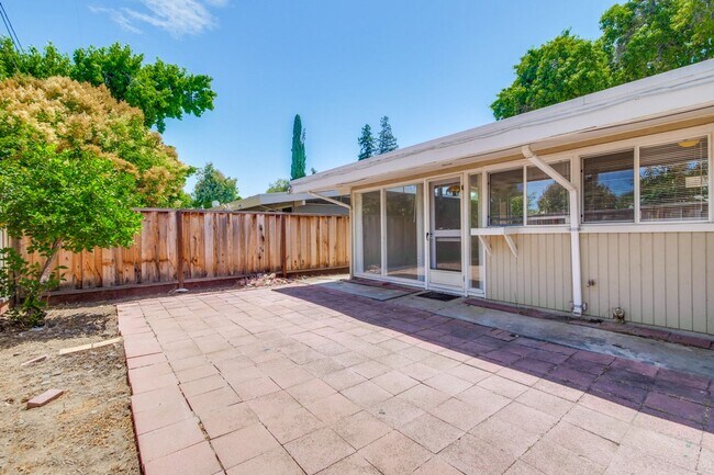 Building Photo - 3049 Harding Ave