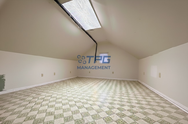 Building Photo - 121 Bentley Ave