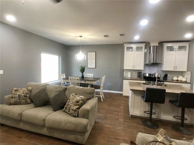 Building Photo - 18 Montemorelos St