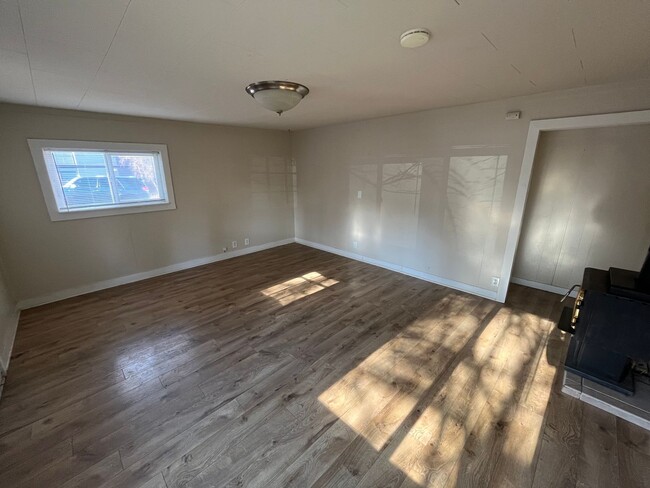 Building Photo - Charming 1 Bed/1 Bath Located Near Old Mil...