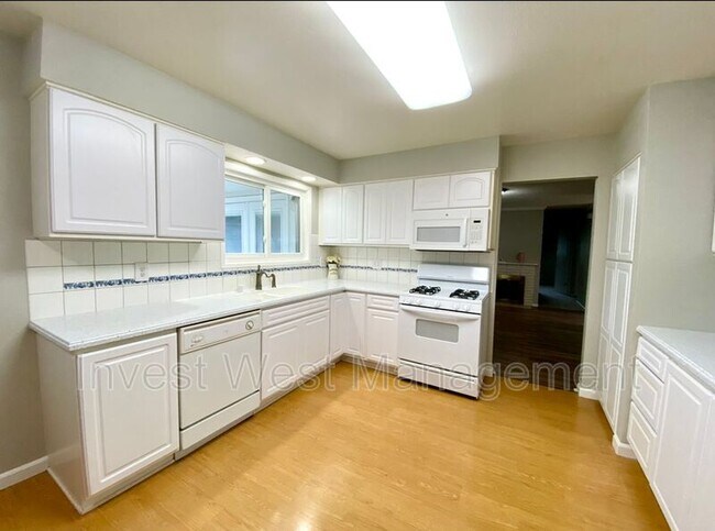 Building Photo - 6224 NW Dogwood Dr