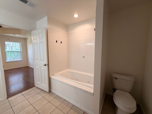 Building Photo - Welcome to this conveniently located home in Russellville, AR.