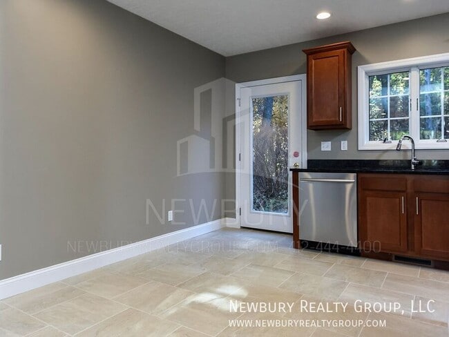 Building Photo - 155 Banksville Pl