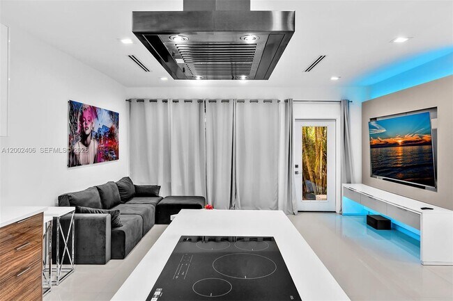 Building Photo - 1002 10th St