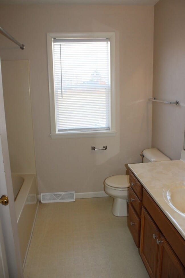 Building Photo - Move-In Ready 2BR Townhouse w/ Central AC & Off-Street Parking