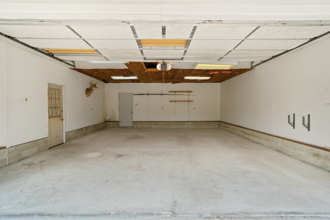 Building Photo - 183 Chestnut Neck Rd