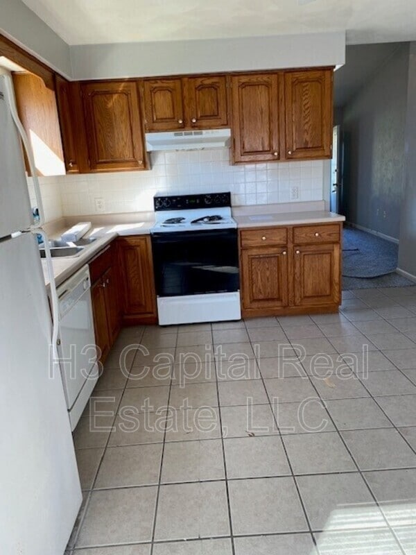 Building Photo - 631 Donna Dr