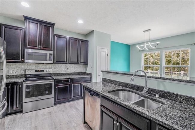 Building Photo - 8059 Hinsdale Ln