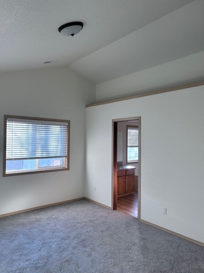 Building Photo - East Vancouver 3 bedrooms!