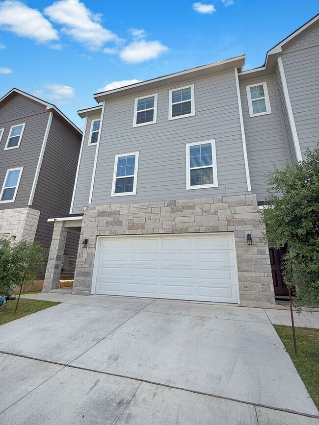 Building Photo - Modern 3-Story Townhome Near The Rim & La ...
