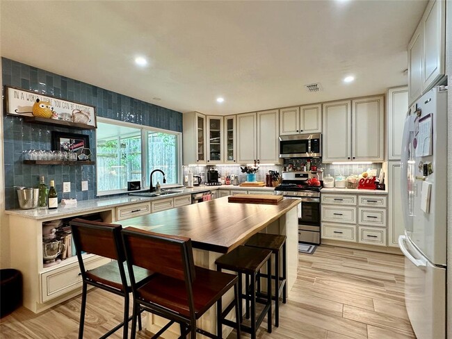 Building Photo - 2715 Alderwood Dr