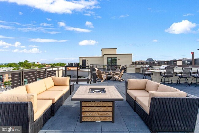 Building Photo - 701 N Henry St